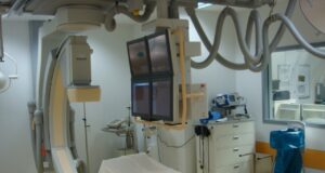 Cardiovascular Logistics Names Dr. Gary Kirsh Chief Executive Officer Modern cardiac catheterization laboratory. Photo: Neoflash, Wikimedia Commons, CC BY-SA 3.0.