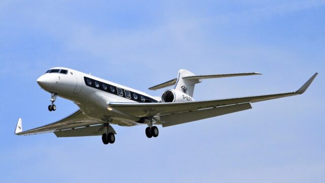 Gulfstream business jet on approach
