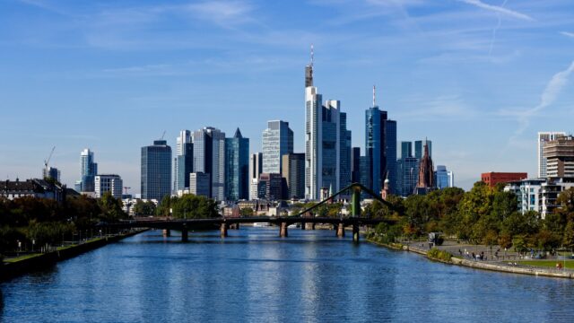 frankfurt-skyline-main-river
